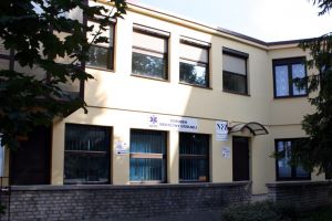 NZOZ Ośrodek Medycyny Ogólnej Lek. med. Teresa Czajkowska pediatra, medycyna ogólna. Lek. Jolanta Stonawska pediatra, medycyna ogólna, alergologia. Lek. Lucyna Matuszny interna, geriatria. – logo